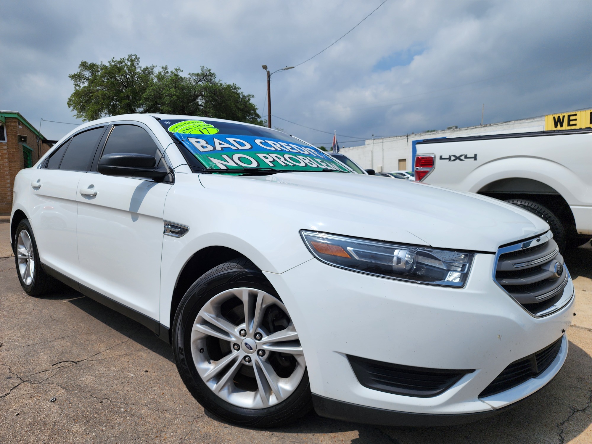 2017 WHITE /BEIGE Ford Taurus SE (1FAHP2D83HG) with an 3.5L V6 DOHC 24V engine, 6A transmission, located at 2660 S.Garland Avenue, Garland, TX, 75041, (469) 298-3118, 32.885387, -96.656776 - Welcome to DallasAutos4Less, one of the Premier BUY HERE PAY HERE Dealers in the North Dallas Area. We specialize in financing to people with NO CREDIT or BAD CREDIT. We need proof of income, proof of residence, and a ID. Come buy your new car from us today!! This is a very well cared for 2017 FO - Photo #0